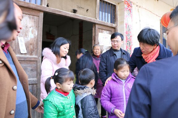 市妇联看望慰问小流星一家